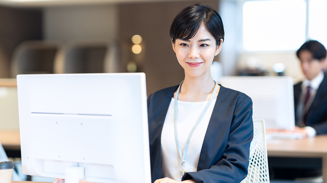 パソコンを操作する女性のイメージ画像
