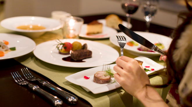 フレンチ料理を食べようとする女性のイメージ画像