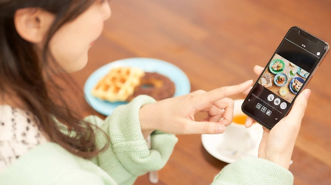 SNSで店探しをしているイメージ画像