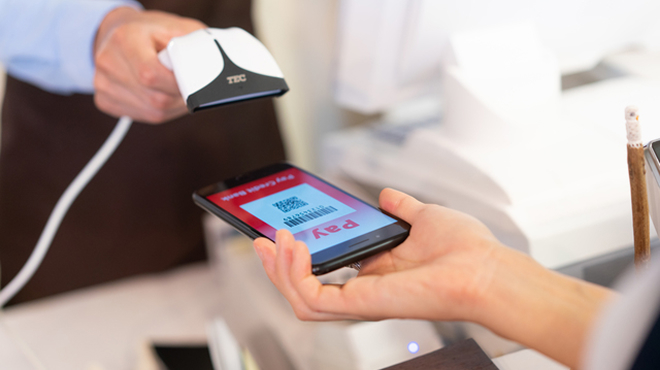 スマートフォンのQRコード画面をバーコードリーダで読み込むイメージ画像