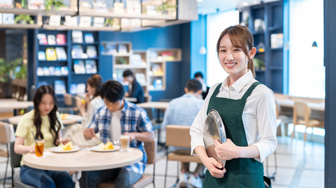 笑顔で接客をする女性店員のイメージ画像