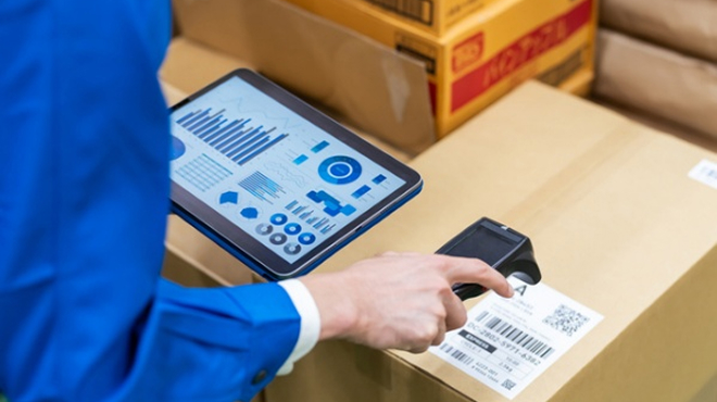 バーコードリーダでバーコードを読み取る作業員のイメージ画像