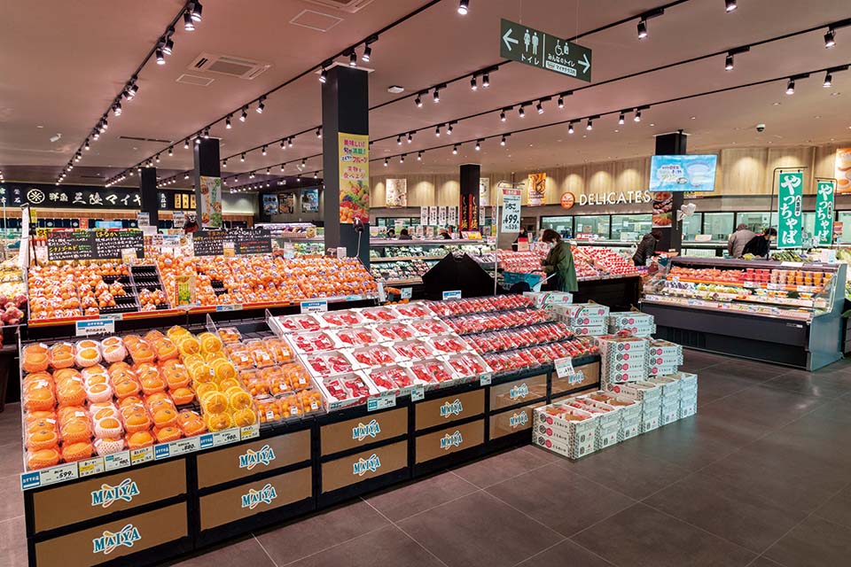 青果や惣菜が並ぶスーパーマーケット店内全体のイメージ画像