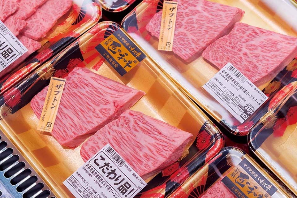 精肉商品が並ぶ売り場のイメージ画像