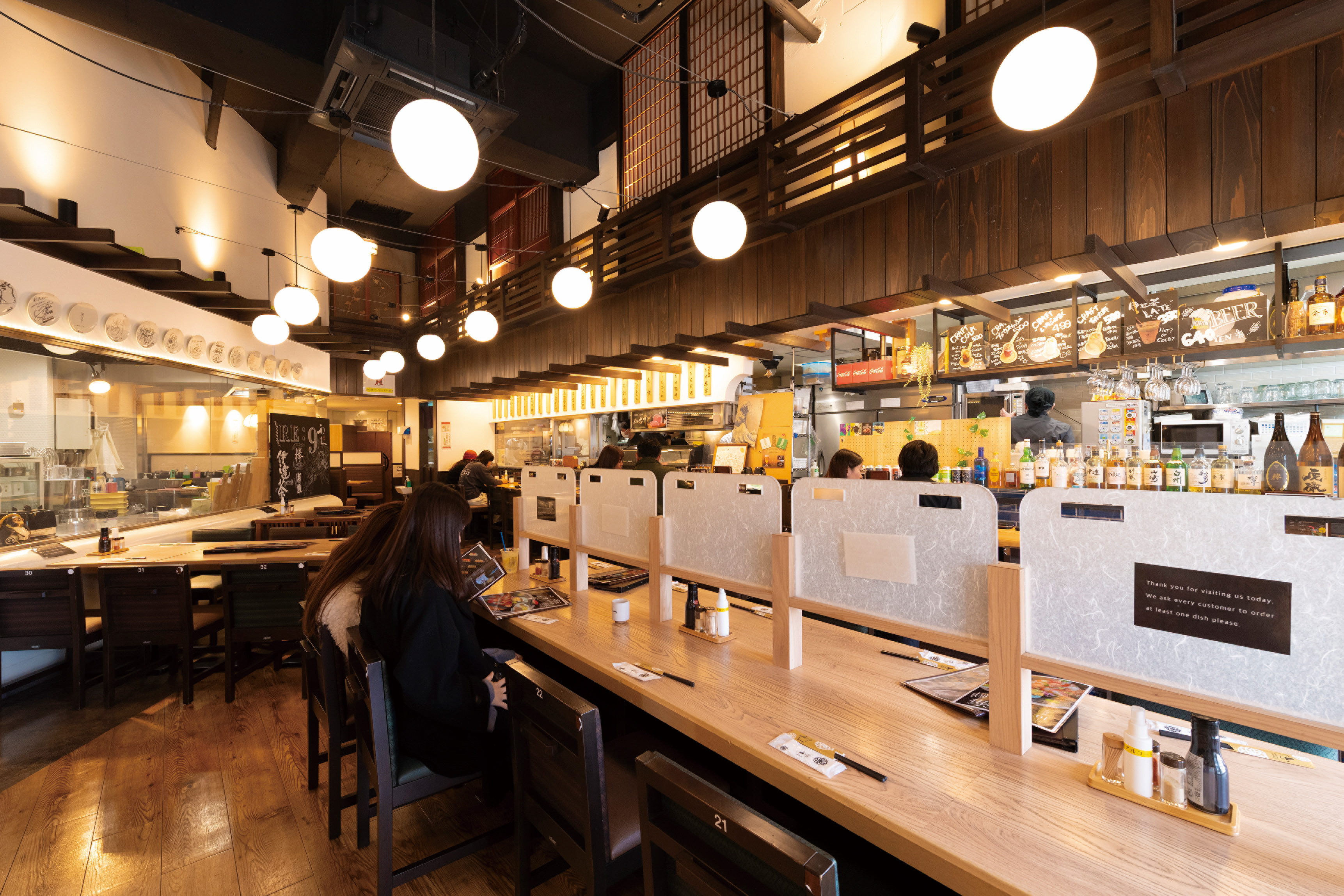 和のテイストを取り入れた、くつろげる雰囲気の１階レストランのイメージ画像