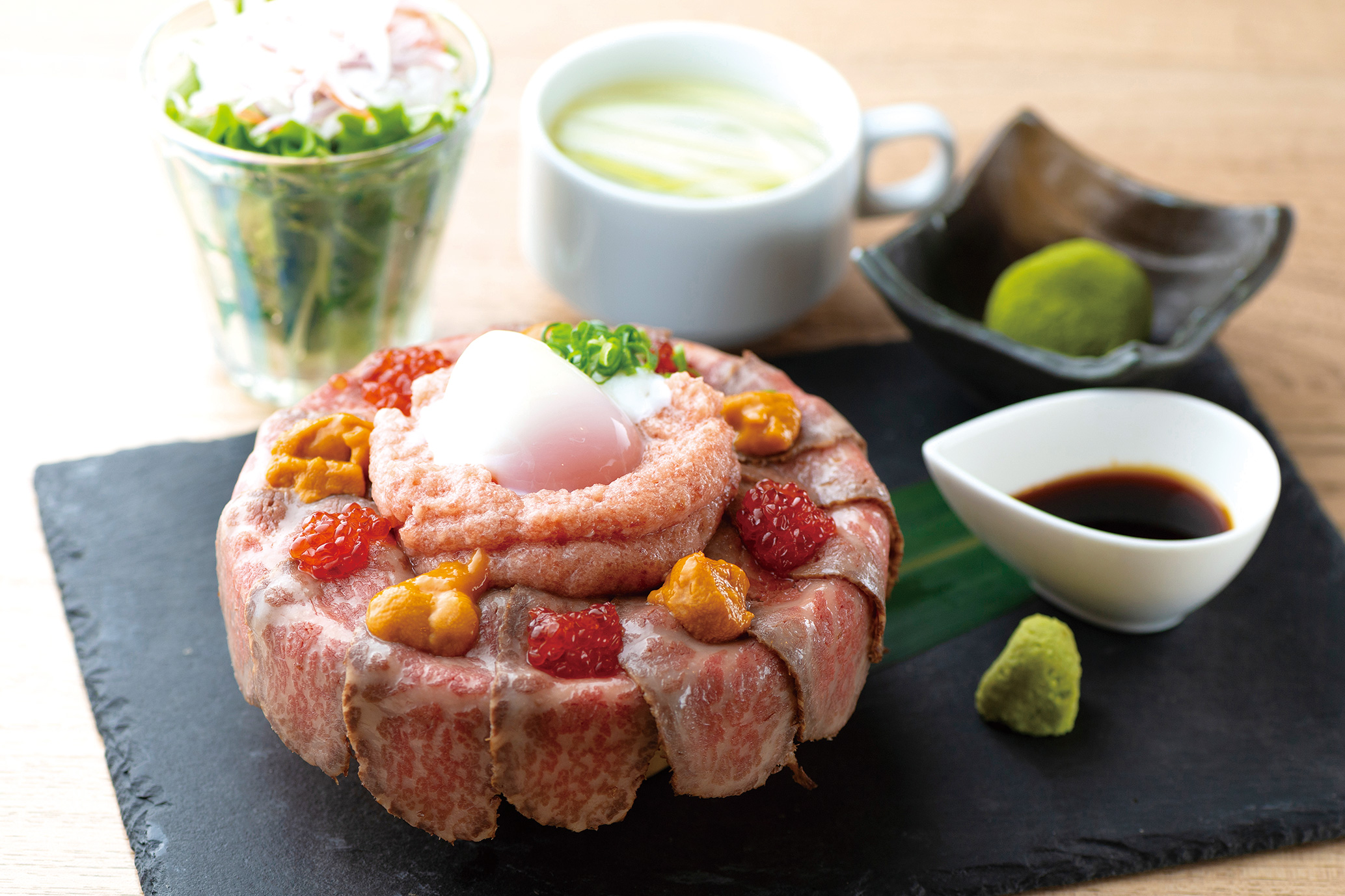 松島五大堂店オリジナルの仙台牛ローストビーフ丼定食のイメージ画像