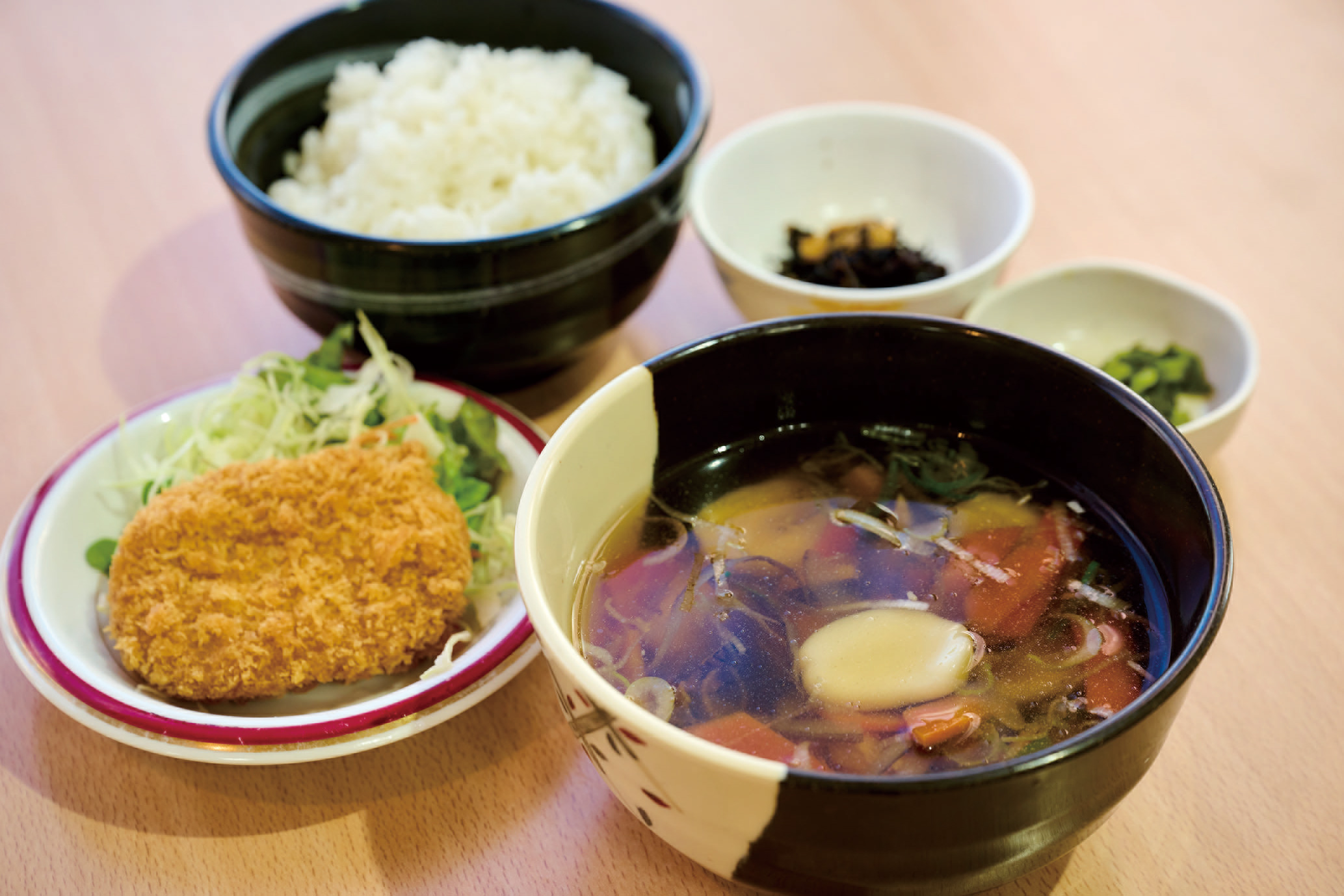 郷土料理のすいとんをメインにした「マミーすいとん定食」のイメージ画像