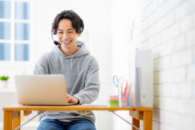 自宅でパソコン作業をする男性のイメージ画像