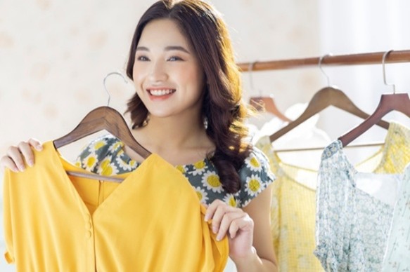 洋服を選ぶ女性のショッピングシーンのイメージ画像