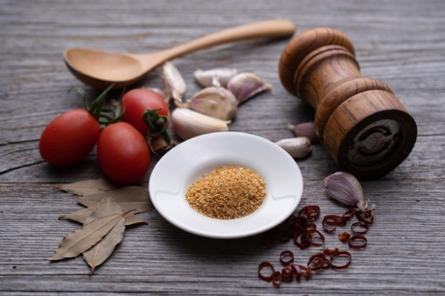 料理に使う食材とスパイスを並べたイメージ画像