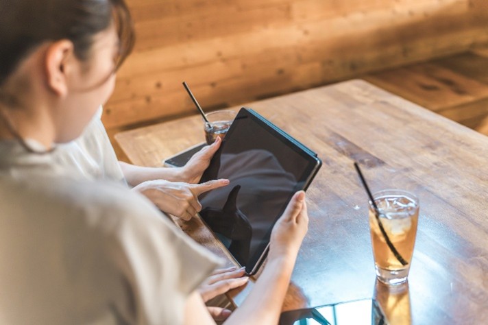 飲食店でタブレットを使って注文するセルフオーダーのイメージ画像