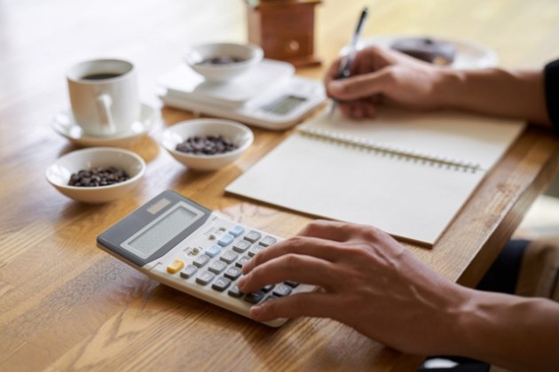 家計や支出を計算しながら管理する様子のイメージ画像