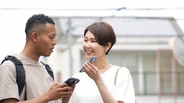 スマートフォンの音声機能を使って会話する様子のイメージ画像