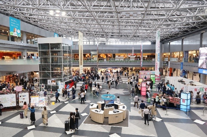 多くの人が利用する大型商業施設のイメージ画像