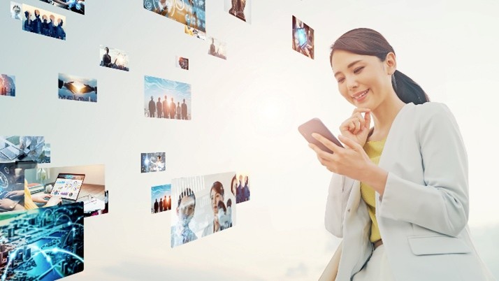 デジタルコンテンツをスマートフォンで利用する様子のイメージ画像