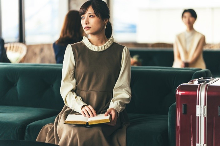 旅行中の待ち時間にくつろぐ様子のイメージ画像