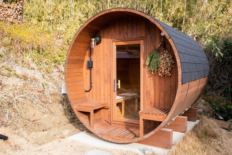 自然の中に設置されたアウトドアサウナのイメージ画像