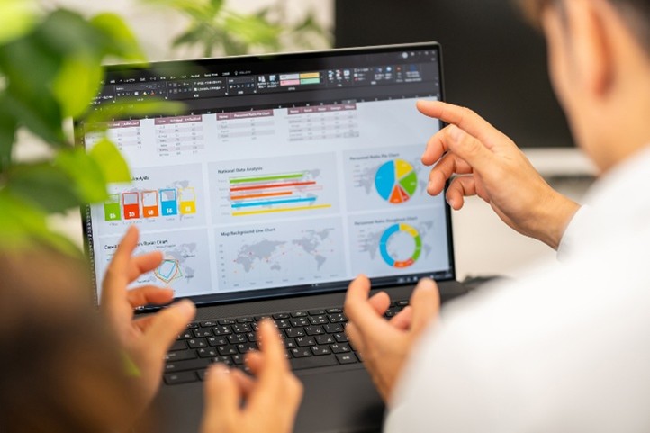 データ分析結果をもとに業務を検討する様子のイメージ画像