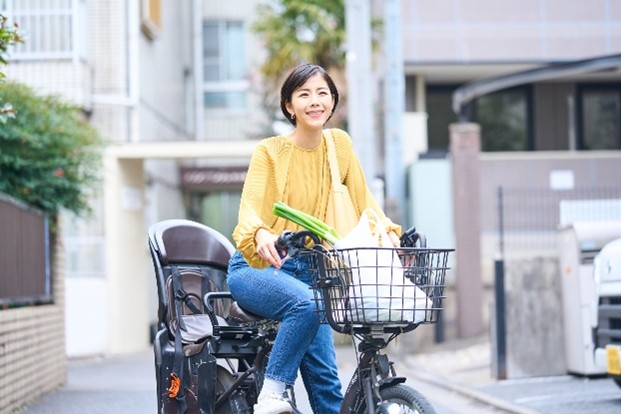 自転車で日常の買い物を行う様子のイメージ画像
