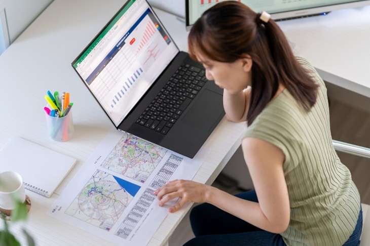 地図データやグラフを用いた分析業務のイメージ画像