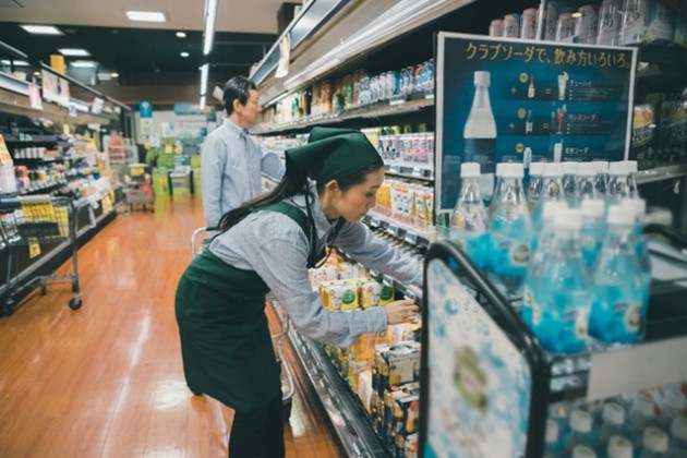 スーパーマーケットで商品を陳列・補充する様子のイメージ画像