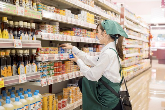 店頭で商品の在庫や陳列を管理する様子のイメージ画像