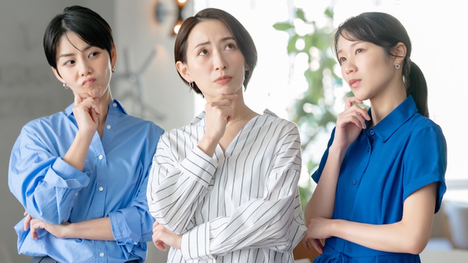 3人の女性が悩んでいる画像