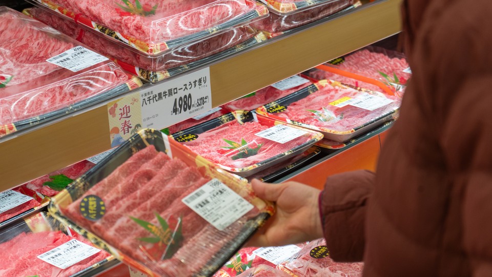 スーパーで商品を手に取るイメージ画像