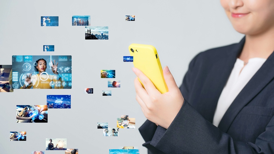 女性がスマホを操作している画像