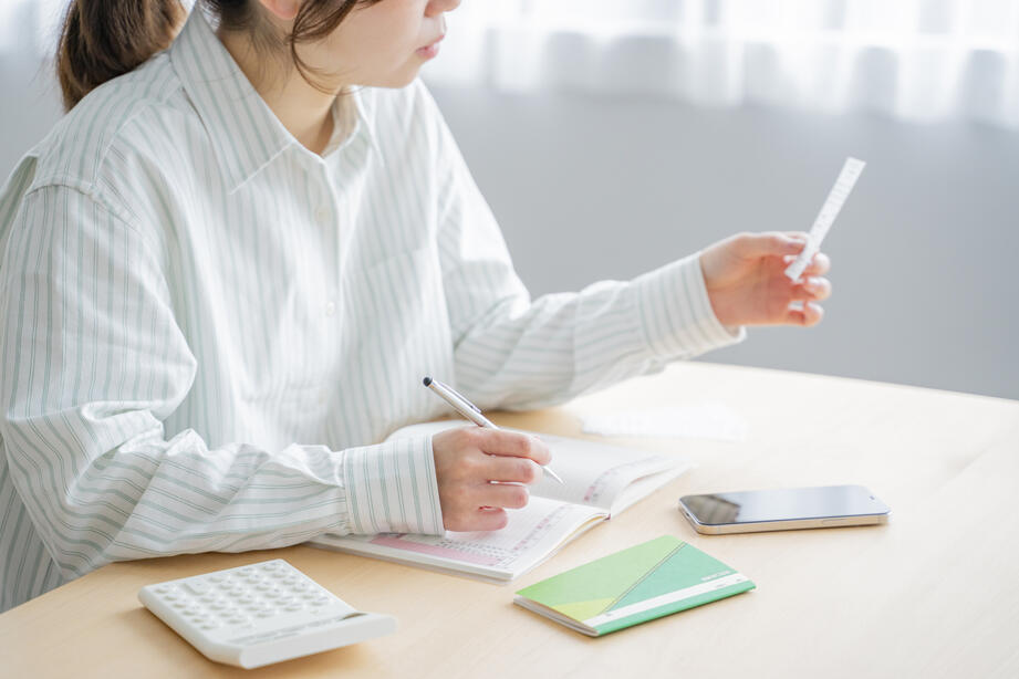 家計簿をつける女性のイメージ画像