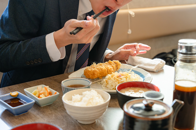 飲食店で食事をしている人のイメージ画像