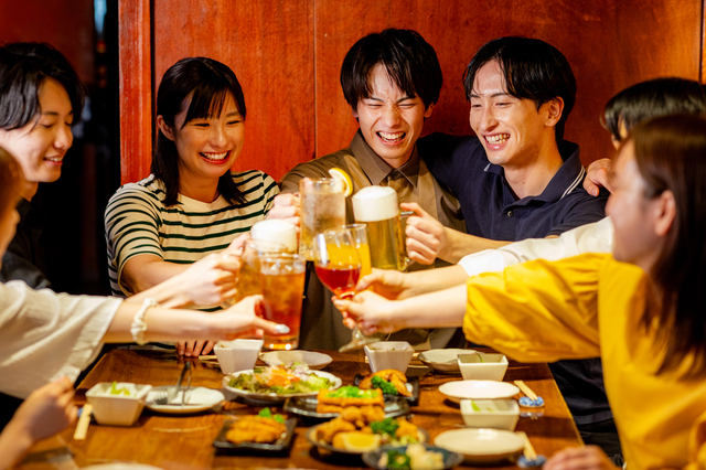 複数人で乾杯をしているイメージ画像