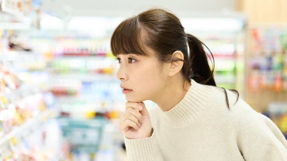 三つの開発ルートを使い分け、製造委託先の得意分野を調べている様子をイメージした画像