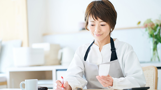 メモをしている女性のイメージ画像