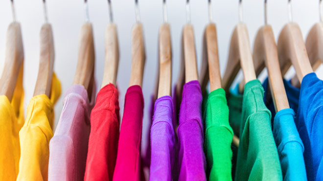 カラーバリエーションが多数あるTシャツのイメージ画像