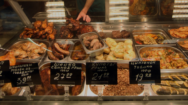 スーパーマーケットにて様々な食材が陳列されているイメージ画像