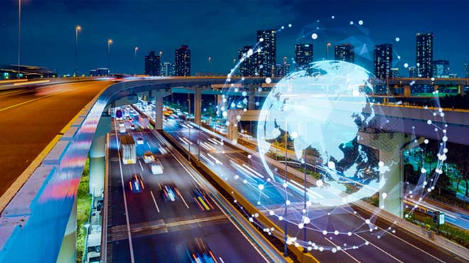 男性がスーパーマーケットにて商品を手にしているイメージ画像