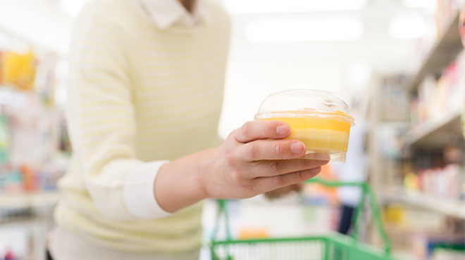 スーパーなどで商品を手に取るイメージ画像