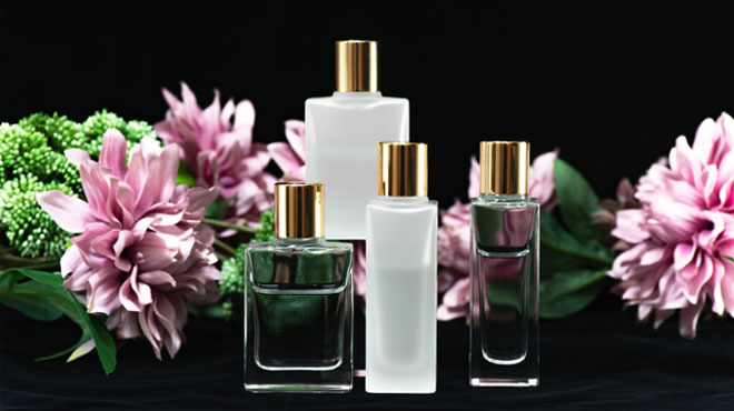 化粧品と花のイメージ画像