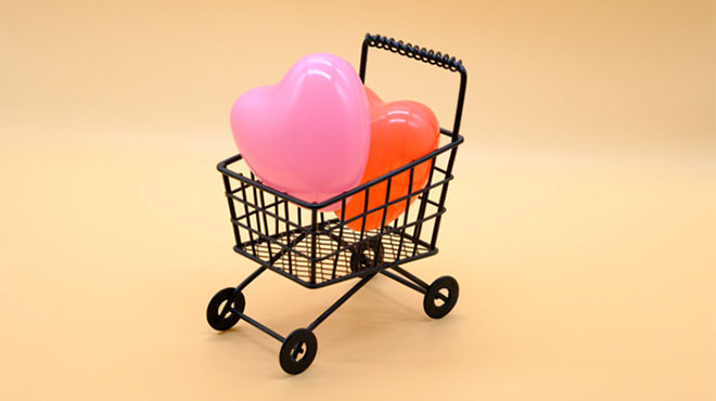 ハートを積んだショッピングカートの画像