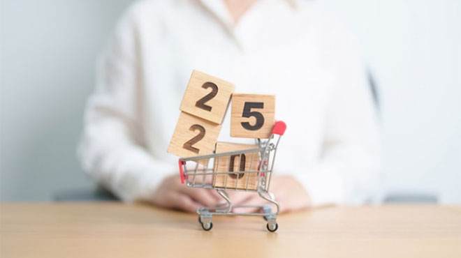 2025の積み木を積んだ小さなショッピングカートのイメージ画像