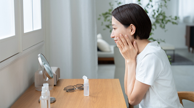 化粧水を顔に付けている女性のイメージ画像