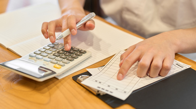 電卓を操作しているイメージ画像