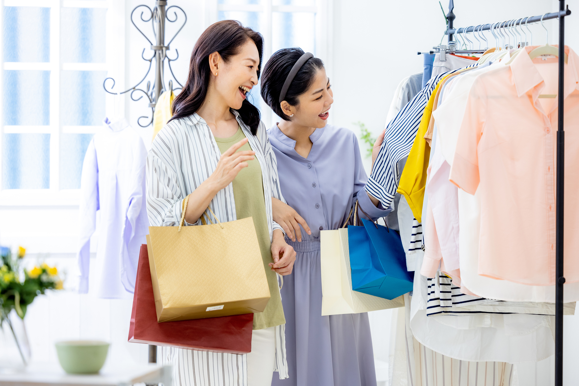 洋服の買い物をしているイメージ画像