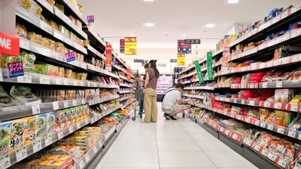 スーパーマーケットで買い物をする様子のイメージ画像