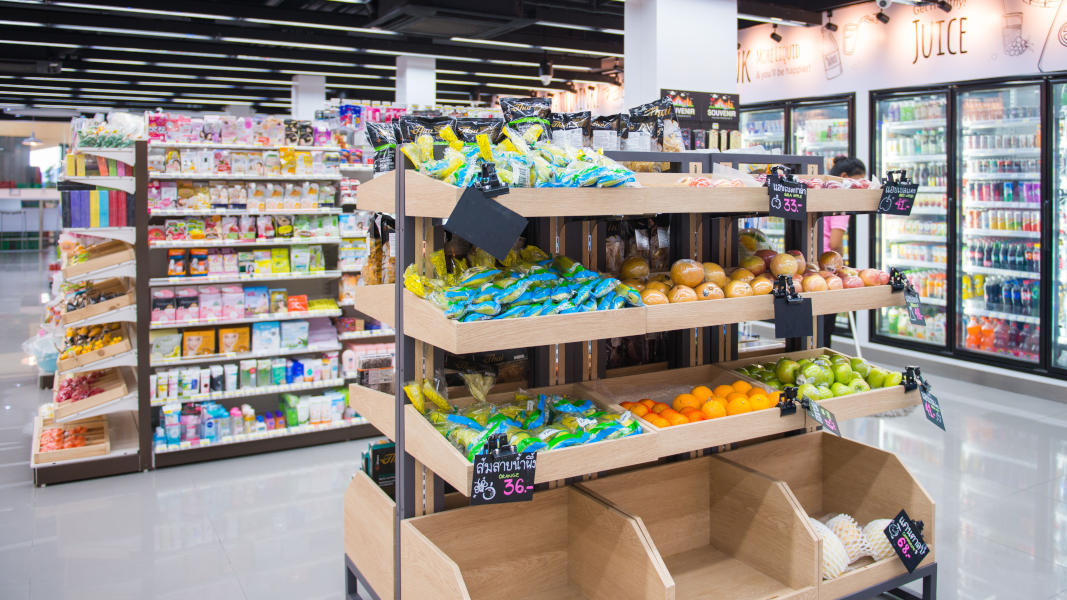 生鮮品を陳列しているドラッグストアのイメージ画像